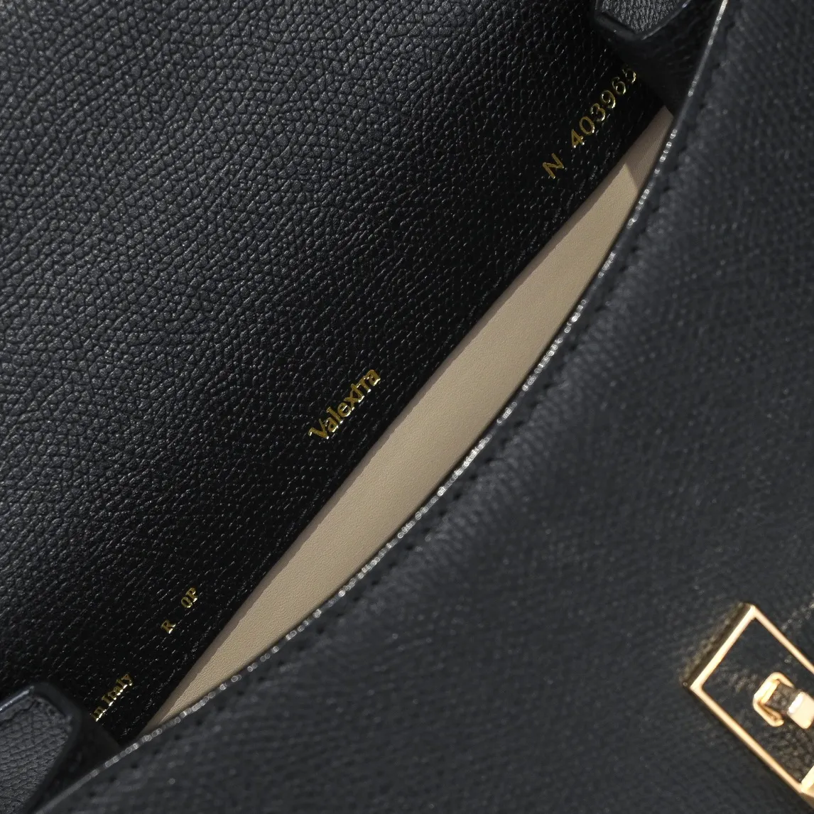 Valextra, the name of Italy's beloved horse, Iside is Val. One of extra's most iconic designs. There is no obvious logo, but the simple collective line design is very recognizable, full of architectural art, and shows a capable and intellectual style. It is made of imported palm-print lining cowhide, with up to five stitches of handwork, and the shiny oil edges test the skill of the craftsman. Small size: 22cm model 6627-1#